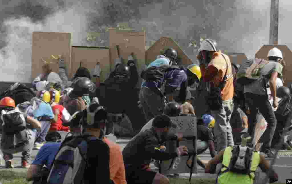 برخوردهای خشونت آمیز بین معترضان ونزوئلایی&nbsp;و نیروهای امنیتی این کشور همچنان ادامه دارد.&nbsp;