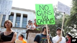 Estudiantes en Austin, Texas realizaron una protesta en agosto de este año contra una nueva ley que permite las armas de fuego en los campus universitarios. 