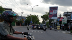 Jalanan di salah satu sudut Kota Yogya yang tetap ramai di hari pertama PPKM Darurat. (Foto: VOA/Nurhadi Sucahyo)