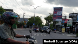 The streets in one corner of Yogya City are still busy on the first day of the Emergency PPKM. (Photo: VOA / Nurhadi Sucahyo)