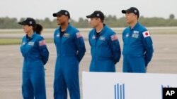 Astronautët e NASA-s (nga e majta) Shannon Walker, Victor Glover, Michael Hopkins dhe Soichi Noguchi i agjencisë japoneze të aeronautikës