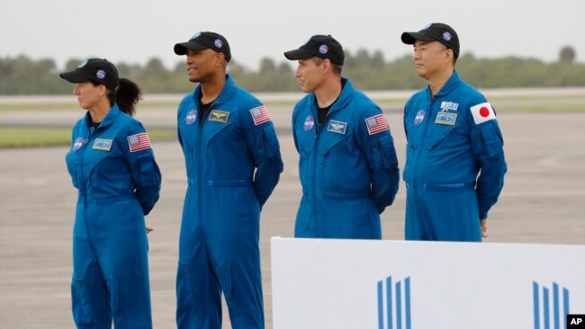 Astronautët e NASA-s (nga e majta) Shannon Walker, Victor Glover, Michael Hopkins dhe Soichi Noguchi i agjencisë japoneze të aeronautikës