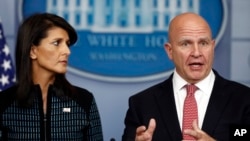 Jakadiyar Amurka a Majalisar Dinkin Duniya Nikki Haley (daga hagu) Mai ba da shawara kan harkar tsaro H.R. McMaster (daga dama)