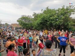 Ciudadanos hondureños protestan por la falta de alimentos tras la crisis económica, agravada por el coronavirus. [Foto: Oscar Ortiz Barahona/VOA].