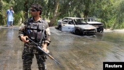 Un soldat afghan sur le lieu d'une attaque suicide dans la ville de Jalalabad, en Afghanistan, le 10 juillet 2018.