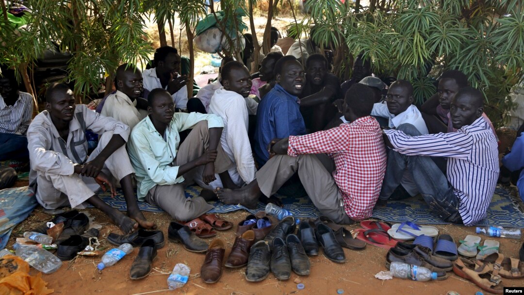 Para pengungsi duduk di dalam kompleks Misi PBB untuk Sudan Selatan (UNMISS) di Juba (19/12). (Reuters/Goran Tomasevic)