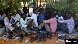 Para pengungsi duduk di dalam kompleks Misi PBB untuk Sudan Selatan (UNMISS) di Juba (19/12). (Reuters/Goran Tomasevic)