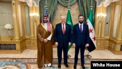 资料照片：美国总统唐纳德·特朗普在沙特阿拉伯会晤沙特王储默罕默德·本·撒勒曼和叙利亚临时总统艾哈迈德·沙拉。(2025年5月14日)