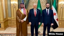 唐纳德·特朗普总统在沙特阿拉伯会见沙特王储穆罕默德·本·萨勒曼和叙利亚过渡总统艾哈迈德·沙拉。(2025年5月14日)