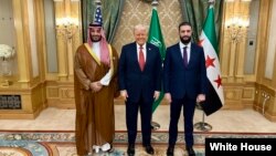 دیدار دونالد ترامپ، رئیس جمهوری ایالات متحده، با محمد بن سلمان، ولیعهد عربستان سعودی، و احمد الشرع، رئیس جمهوری موقت سوریه، در عربستان سعودی (۱۴ مه ۲۰۲۵).