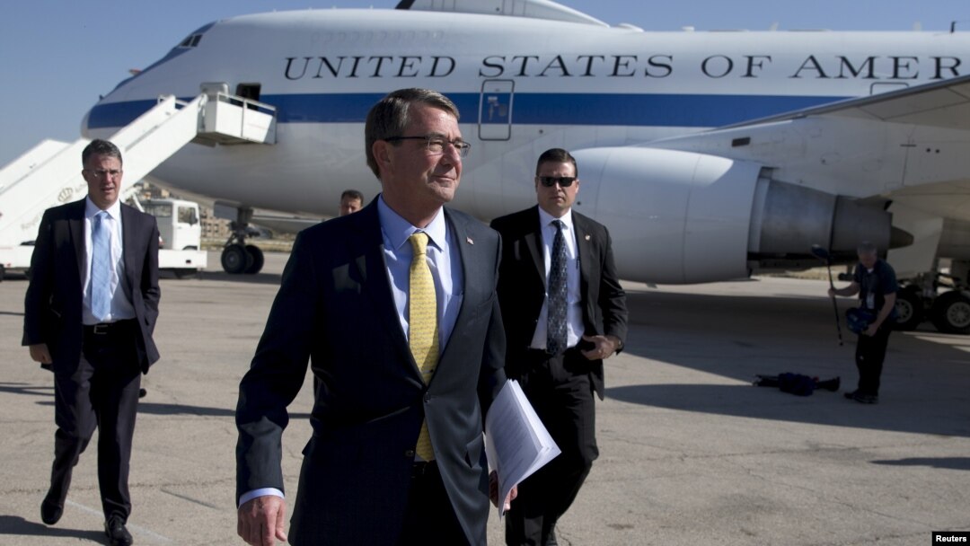 El jefe del Pentágono, Ash Carter, a su llegada al aeropuerto de Amman, Jordania.