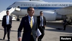 El jefe del Pentágono, Ash Carter, a su llegada al aeropuerto de Amman, Jordania.