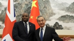 2024年10月18日，英國外相林德偉（圖左，David Lammy，又譯拉米）和中國外長王毅在北京釣魚台國賓館會晤前握手。（法新社照片）