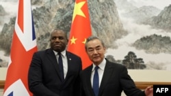 2024年10月18日，英國外相林德偉（圖左，David Lammy，又譯拉米）和中國外長王毅在北京釣魚台國賓館會晤前握手。（法新社照片）