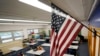 En esta fotografía de archivo del 25 de agosto de 2020, una bandera estadounidense cuelga en un salón de clases en una escuela pública de Denver, Colorado. 