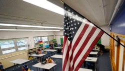 En esta fotografía de archivo del 25 de agosto de 2020, una bandera estadounidense cuelga en un salón de clases en una escuela pública de Denver, Colorado. 