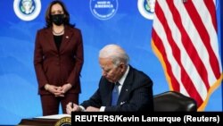 Presiden AS Joe Biden menandatangani Keppres di Gedung Putih (24/1). 