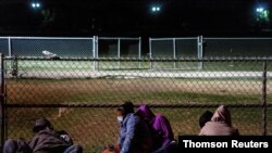 Familias de inmigrantes que cruzaron el Río Grande, esperan en La Joya, Texas, Estados Unidos, para ser devueltos a México por las autoridades fronterizas estadounidenses.