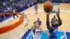 Serge Ibaka (alors avec Oklahoma City Thunder) amorce une attaque vers le panier face à Dirk Nowitzki des Dallas Mavericks, lors d’un match de la NBA à Dallas, Texas, 7 mai 2011.