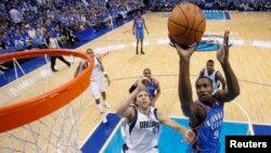 Serge Ibaka (alors avec Oklahoma City Thunder) amorce une attaque vers le panier face à Dirk Nowitzki des Dallas Mavericks, lors d’un match de la NBA à Dallas, Texas, 7 mai 2011.