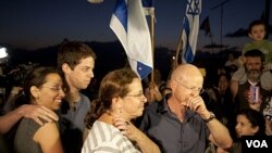 Noam and Aviv Shalit (kanan), orang tua prajurit Israel Gilad Shalit, berkumpul bersama tetangga dan kerabatnya di Mitzpe Hila, Israel utara mendengarkan berita rencana pembebasan Gilad Shalit (12/10).