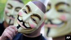 Para aktivis jaringan internasional "Anonymous" dalam aksi unjuk rasa di Berlin, Jerman (foto: dok). Peretas "Anonymous" menyatakan perang terhadap kelompok ISIS pasca serangan di Paris.