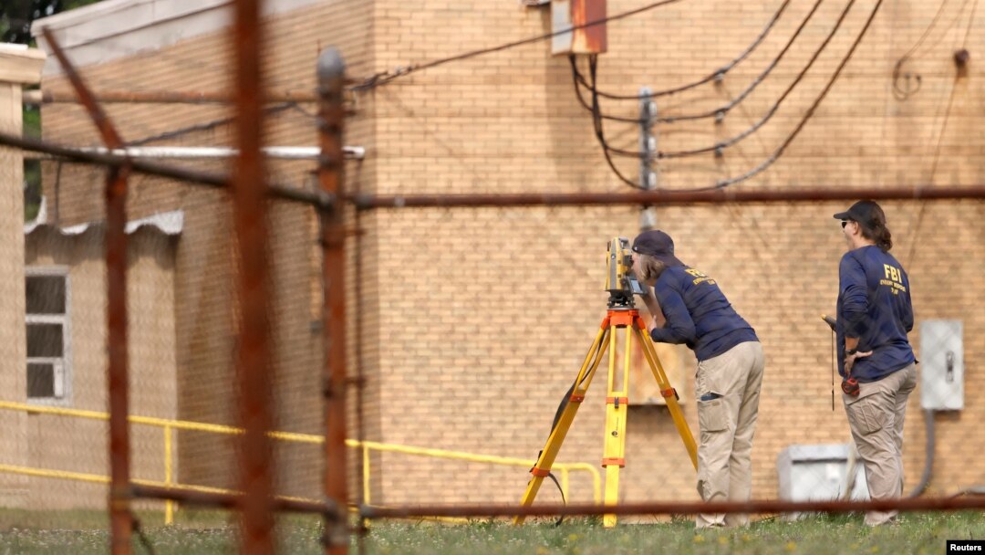 Agenti FBI-a na mestu atentata u Batleru, Pensilvaniji (REUTERS/Brendan McDermid)