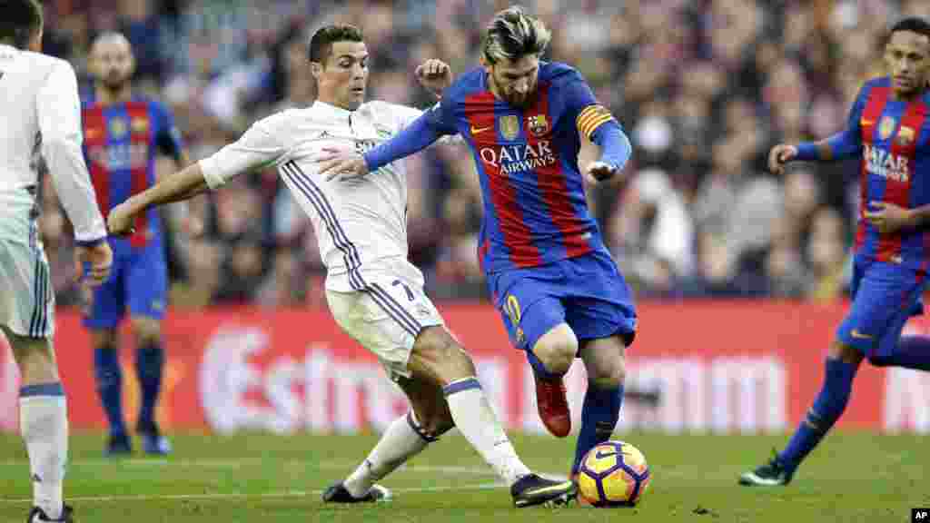 Lionel Messi, et Cristiano Ronaldo lors d&#39;un match de football entre le FC Barcelone et le Real Madrid au Camp Nou àBarcelone, le 3 décembre 2016.