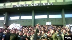 Se unen en la protesta la gendarmería nacional, la prefectura naval y la armada, así como miembros de la marina, la aeronáutica y la policía.