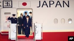 日本首相菅义伟率领日本代表团抵达美国马里兰州的安德鲁斯空军基地。（2021年4月15日）