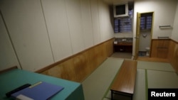 bên trong một phòng giam chung tại Trung tâm Giam giữ Di trú Đông Nhật Bản