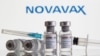 Botol berlabel "Covid-19 Coronavirus Vaccine" dan jarum suntik terlihat di depan logo Novavax, 9 Februari 2021. (Foto: REUTERS/Dado Ruvic)