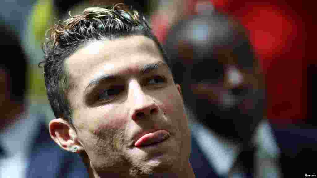 Cristiano Ronaldo du Real Madrid assiste à une cérémonie après avoir remporté la Liga à Madrid, en Espagne, le 22 mai 2017.