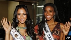 Leila Lopes (dir.) com Miss Indonesia 2010, Nadine Alexandra, à chegada a Jakarta, para coroar a nova rainha de beleza da Indonésia.