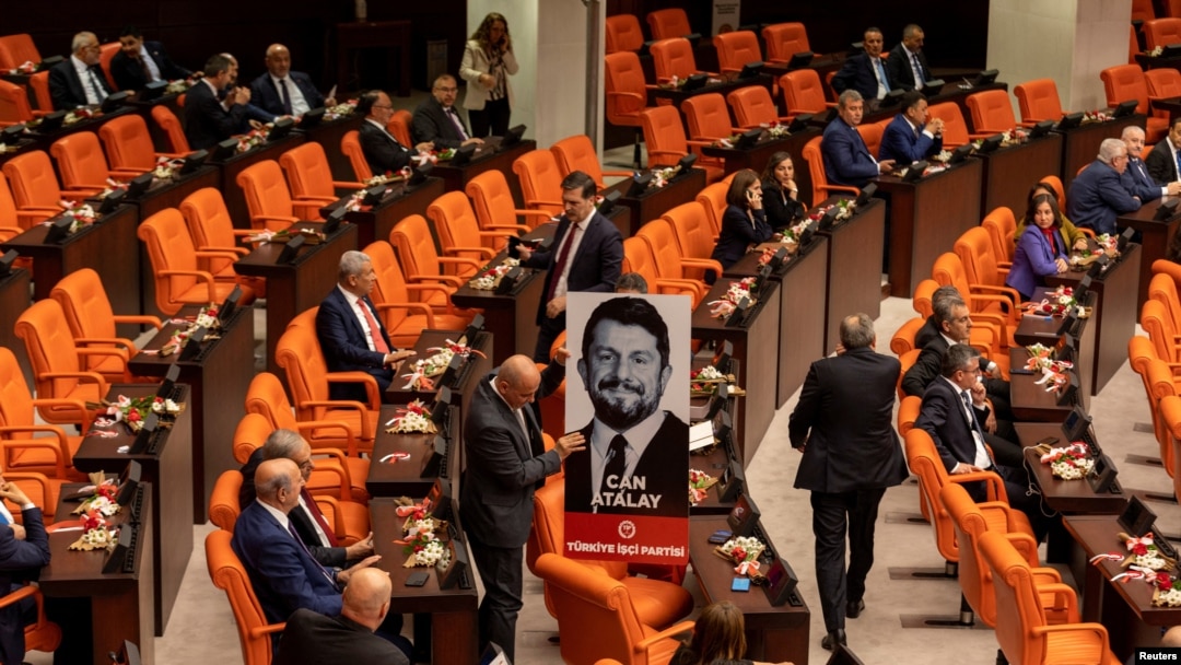  (ARŞİV) Türkiye İşçi Partisi milletvekilleri TBMM'de hapisteki Can Atalay'ın fotoğrafını sergiledi