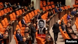 TBMM’nin Can Atalay için olağanüstü toplanması için yeterli imza tamam. TİP vekilleri Erkan Baş ve Ahmet Şık, TBMM Başkanı Numan Kurtulmuş’tan olağanüstü toplantının 14 Ağustos’ta yapılmasını isteyecek