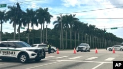  Des véhicules des forces de sécurité près du Trump International Golf Club, dimanche 15 septembre 2024, à West Palm Beach, en Floride, après que des coups de feu ont été signalés à proximité de l'ancien président Donald Trump. (AP Photo/Stephanie Matat)