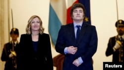 La primera ministra italiana, Giorgia Meloni, y el presidente argentino, Javier Milei, se reúnen en el Palacio Chigi, en Roma, Italia, el 13 de diciembre de 2024. 