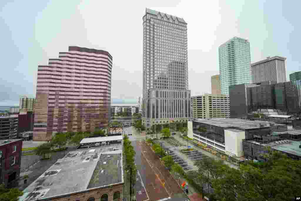 El centro de Tampa, Florida, se ve desolado antes de la llegada del huracán Milton, el miércoles 9 de octubre de 2024.