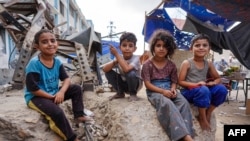 Sejumlah anak-anak Palestina di Khan Younis tampak berpose ketika diambil gambar pada 6 Juli 2024. (Foto: AFP/Bashar Taleb)