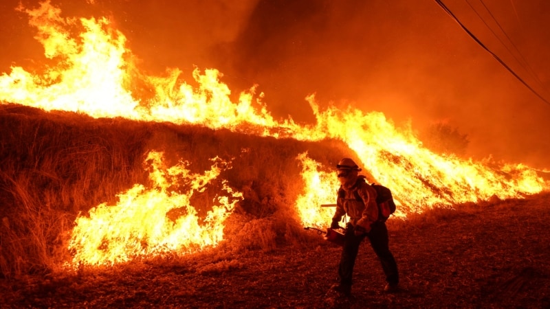 New wildfire erupts in Southern California