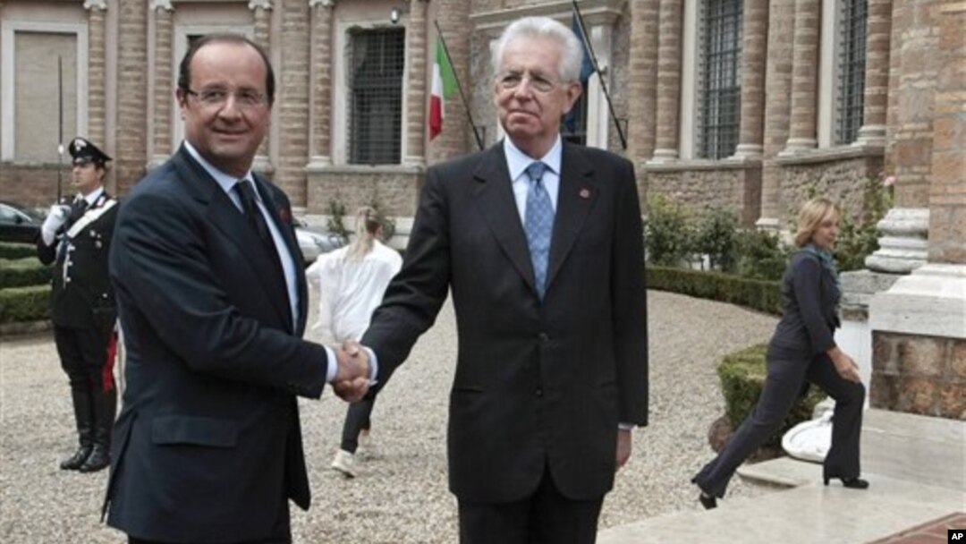 Tổng thống Pháp Francois Hollande (trái) và Thủ tướng Ý Mario Monti 