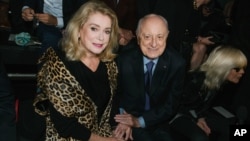 Catherine Deneuve et Pierre Bergé, ancien partenaire d'Yves Saint Laurent, Paris, France, 5 octobre 2015.