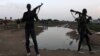 ARCHIVES - Des jeunes de la tribu des Luo Nuer portent leurs armes à feu dans le comté de Yuai Uror, au Soudan du Sud, le 23 juillet 2013.