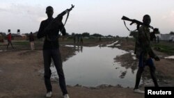 ARCHIVES - Des jeunes de la tribu des Luo Nuer portent leurs armes dans le comté de Yuai Uror, au Soudan du Sud, le 23 juillet 2013.