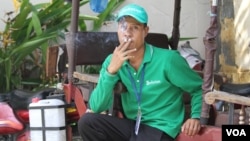 A man smokes a cigarette on Monday May 23, 2016 in Phnom Penh​ amid the government banning smoking in public areas. (Photo: Leng Len/VOA Khmer)