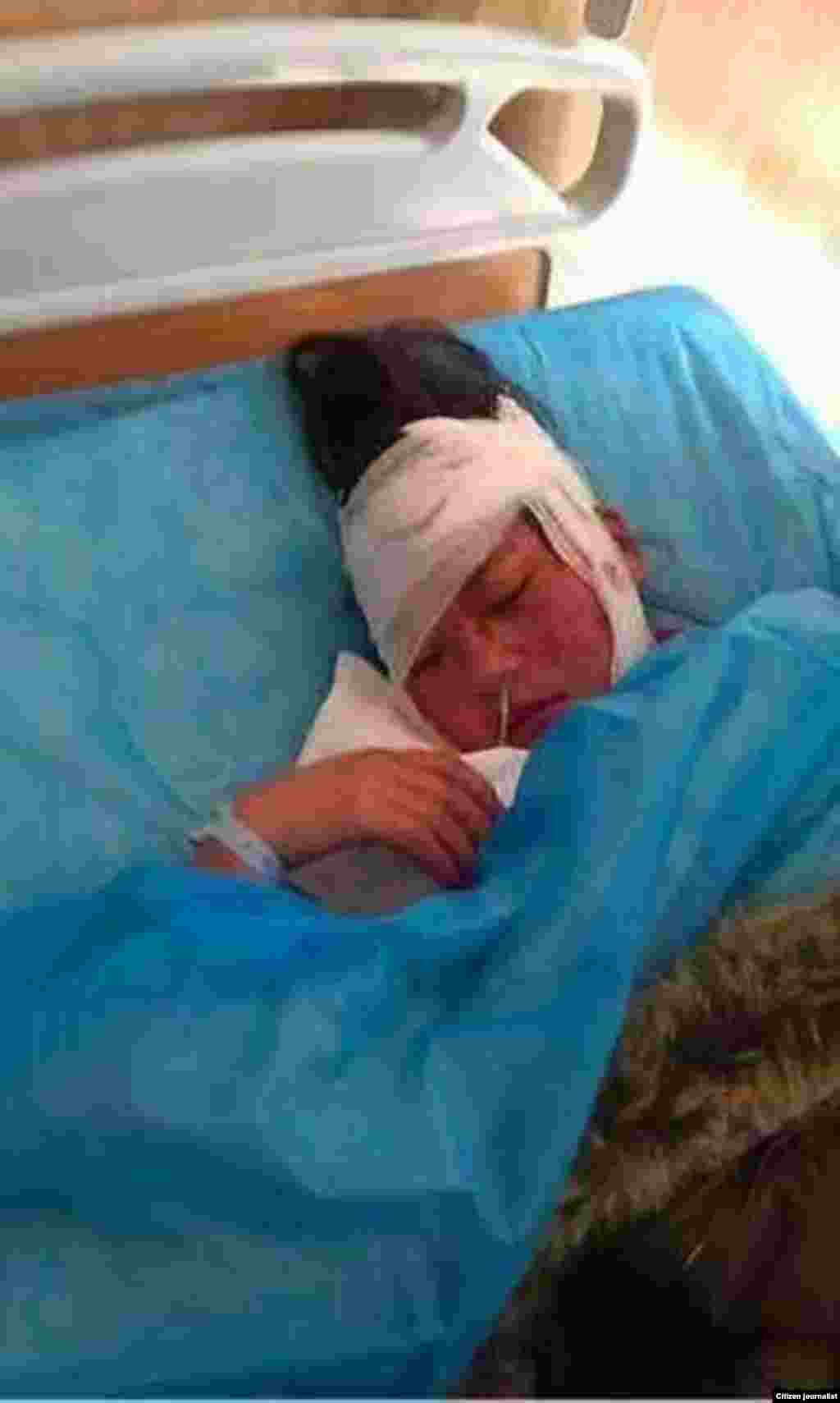 显示抗议青海共和县恰卜恰镇藏族抗议学生被军警打伤的照片(当地民众提供给美国之音藏语组)