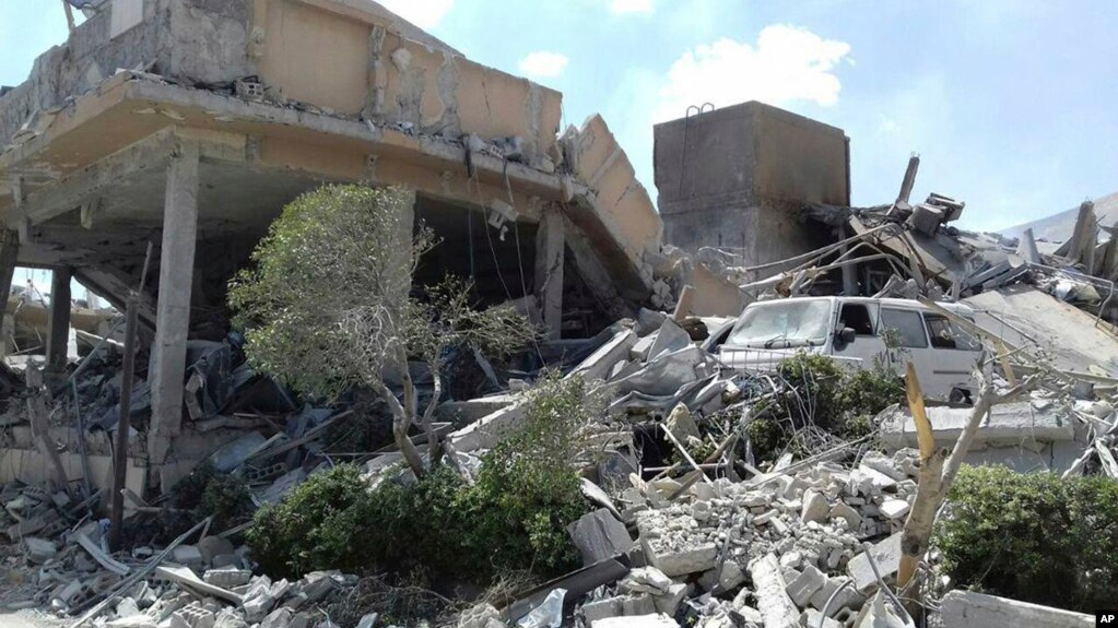 Bức hình được thông tấn xã SANA của nhà nước Syria cung cấp cho thấy thiệt hại tại Trung tâm Nghiên cứu Khoa học Syria, nơi bị liên quân Mỹ-Anh-Pháp không kích, ở Barzeh, gần Damascus, Syria, ngày 14 tháng 4, 2018.