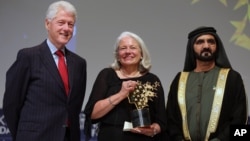 Nancie Atwell, centro, recibió el premio en marzo de 2015 en Dubai. Atwell es fundadora de un centro de aprendizaje y enseñanza en Maine. 