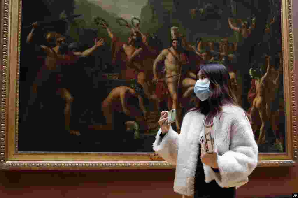 سایه کرونا موجب کاهش بازدیدکنندگان از موزه لوور شده است. چند روزی هم این موزه تعطیل شده بود.&nbsp;